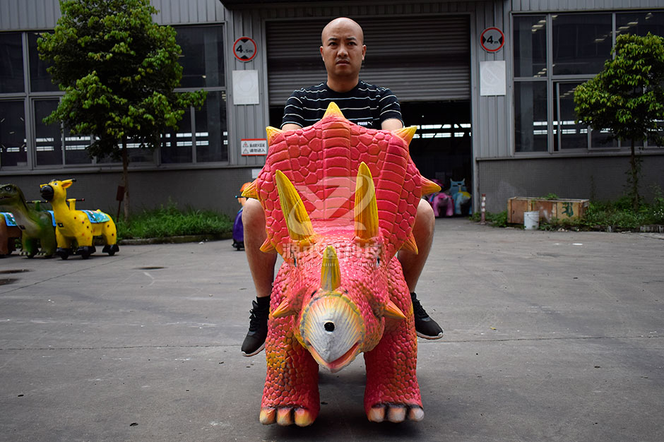 三角恐龍恐龍車，商場騎的三角龍，三角龍童車