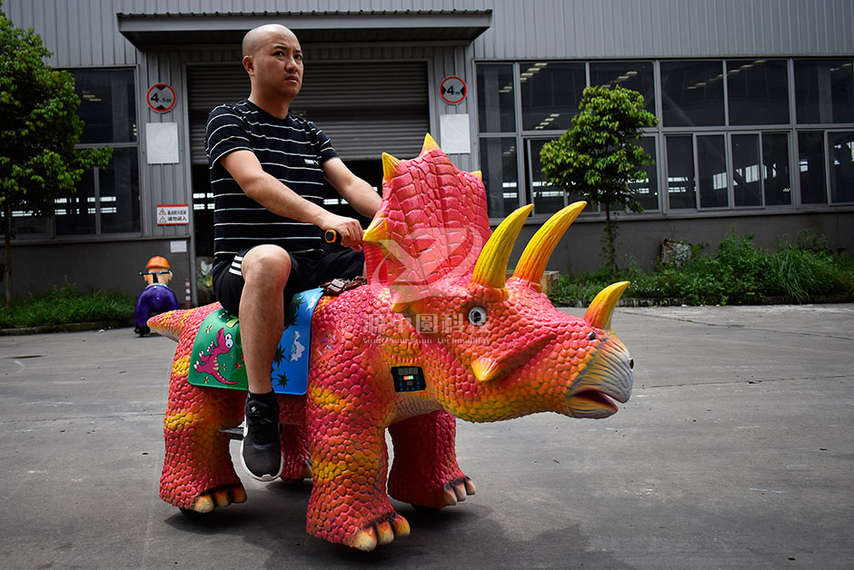 三角恐龍恐龍車，商場騎的三角龍，三角龍童車