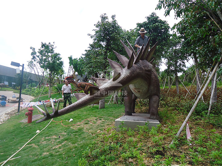 水泥雕塑劍龍制作，水泥恐龍制作